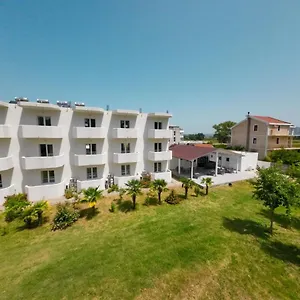Village Velipojë