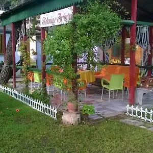 Kolonia E Artistave Alloggio in famiglia